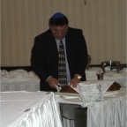 050313_RabbiCuttingChallah